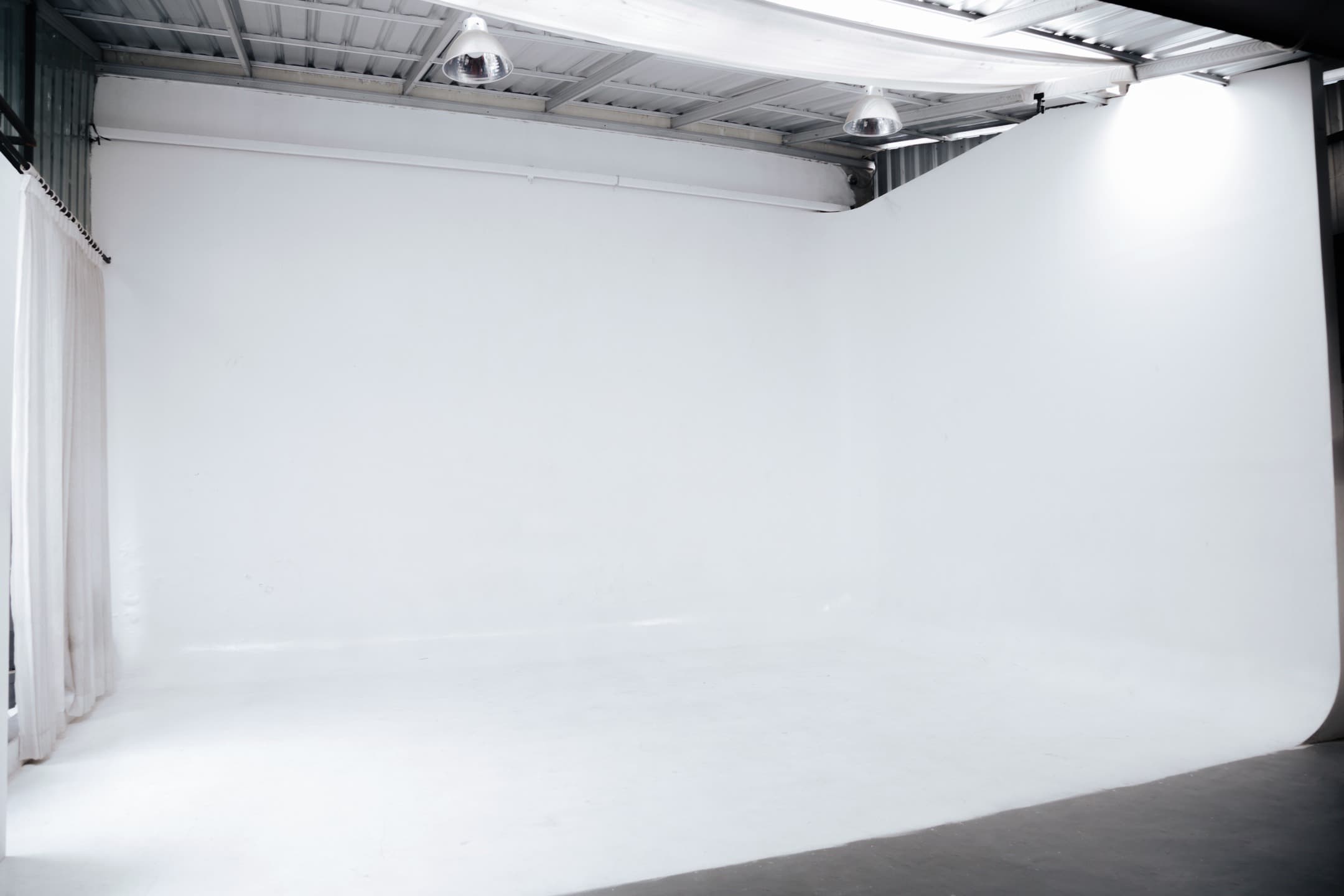 Limbo Sudut 5.5m x 3.5m - adaruang studio Malang